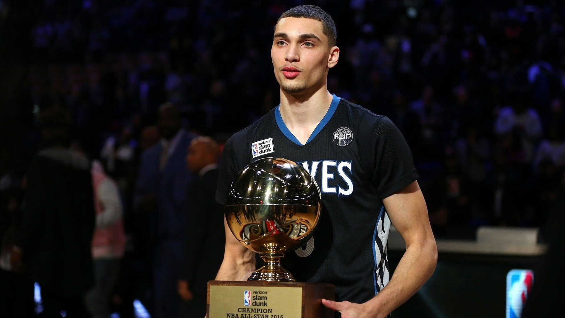 保龄球公开赛：精准滚动制胜，保龄球现场